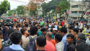 রাজধানীর নতুন বাজার এলাকায় ইউআইইউ শিক্ষার্থীদের সড়ক অবরোধ