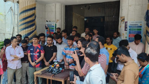পাঁচ দাবি আদায়ে ২৪ ঘণ্টার আল্টিমেটামে ঢামেক শিক্ষার্থীরা, হল ছাড়েননি কেউ