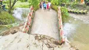 মাটি ধসে নদীতে সেতু ভোগান্তি দুই গ্রামে