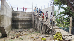 ৬ কোটি টাকার সেতুতে উঠতে হয় মই বেয়ে