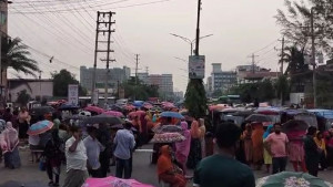 বেতন-বোনাস না পাওয়ায় সড়কে অবস্থান শ্রমিকদের
