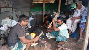 টুংটাং শব্দে মুখর কামারপল্লি