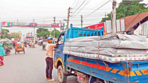 গাড়ি থামিয়ে চাঁদা আদায়  না পেলে আঘাত