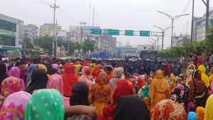 মহাসড়ক অবরোধ করে  শ্রমিকদের বিক্ষোভ