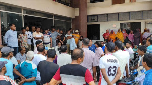 ২৬ মাসের বেতন বকেয়া কর্মবিরতিতে সেবায় বিঘ্ন