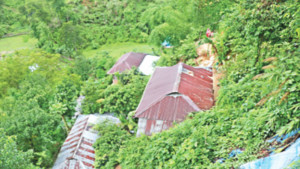এখনও পাহাড়ের নিচে বাস  ২০ সহস্রাধিক মানুষের