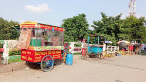 সেতুতে ভ্রাম্যমাণ দোকান যানজটে ভোগান্তি