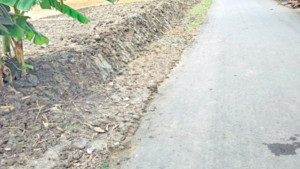 ফুটপাত দখল করে ঘেরের বাঁধ আ.লীগ ও জামায়াত নেতার