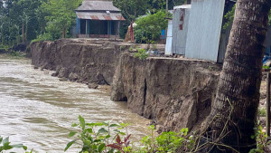 ‘কখন জানি ভিটা-বাড়ি যায় পানির শব্দে গলা শুকায়’