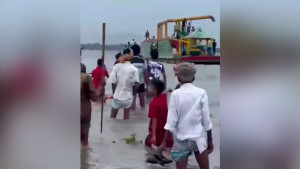 বালু তোলায় বাধার পর গ্রামবাসী ইজারাদার সিন্ডিকেট সংঘর্ষ