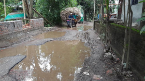 সড়কের খানাখন্দে বৃষ্টির পানি, দুর্ঘটনার ঝুঁকি