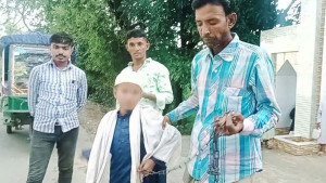 পায়ে বাঁধা শিকলের ভার  নিজেই বইছিল শিশুটি