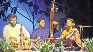 বর্ষণমুখর সন্ধ্যায় ছায়ানটে সুর, শ্রুতিতে মগ্নতা