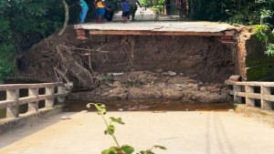 সংস্কার নেই সেতুর, ধসে না পড়লে নজর দেওয়া মানা