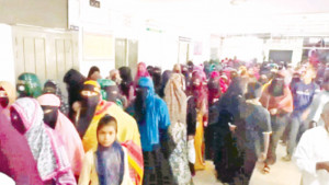 হাসপাতালে রোগীর  ভিড়, মুখে নেই মাস্ক