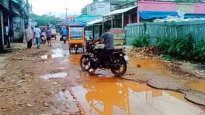 ধর্মপাশা-মধ্যনগর সড়ক খানাখন্দে বেহাল, ক্ষোভ
