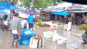 বৃষ্টি হলেই হাটজুড়ে হাঁটুপানি