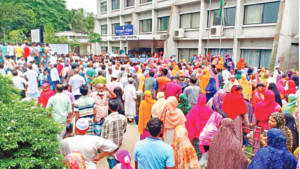 ইউএনও অফিস ঘেরাও করে টাকা ফেরত দাবি