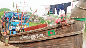 সাগরে মৎস্যসম্পদ ধ্বংস  হচ্ছে ট্রলিং নৌযানে