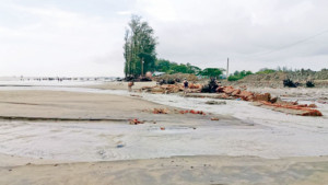 বাঁধ ভেঙে পারকি সৈকতে খাল