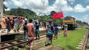 রেল কর্মকর্তাদের আটকিয়ে কর্মীর বিরুদ্ধে অভিযোগ