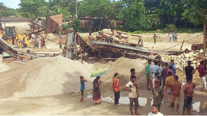 পাথর কোয়ারির বিদ্যুৎ নিয়ে মুখোমুখি ব্যবসায়ী-প্রশাসন