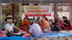 ১৫ দিন ধরে প্রেস ক্লাবের সামনে ‘তথ্য আপা’রা