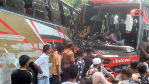 পাশাপাশি কবরে বাবা ও দুই ছেলে, পরিবারে মাতম