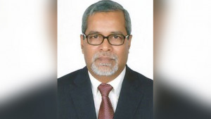 সাবেক সিইসি কেএম নুরুল হুদাকে ধরে পুলিশে সোপর্দ