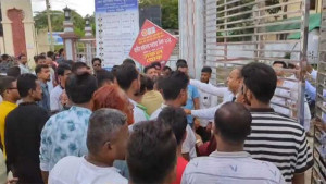 আদালত চত্বরে বিএনপিপন্থি আইনজীবীদের হাতাহাতি