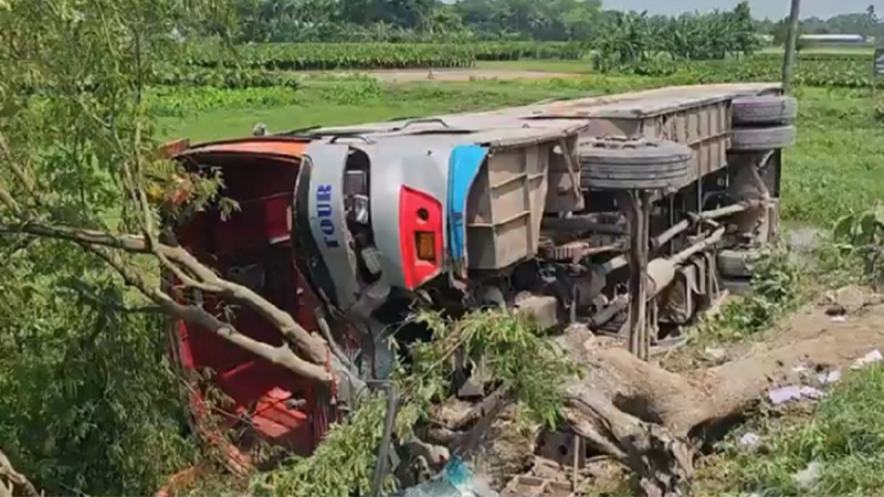 কুলিয়ারচরে নিয়ন্ত্রণ হারিয়ে বাস খাদে, ৩০ যাত্রী আহত কুলিয়ারচরে নিয়ন্ত্রণ হারিয়ে বাস খাদে, ৩০ যাত্রী আহত