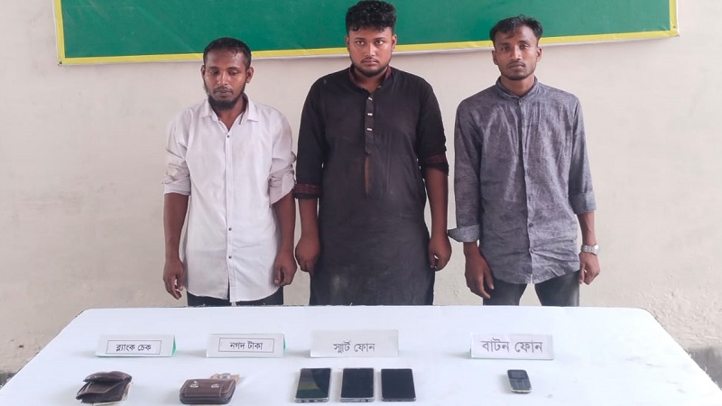 ‘সমন্বয়ক’ পরিচয়ে চাঁদাবাজি, ৩ যুবককে গণপিটুনি দিয়ে সেনাবাহিনীর কাছে হস্তান্তর ‘সমন্বয়ক’ পরিচয়ে চাঁদাবাজি, ৩ যুবককে গণপিটুনি দিয়ে সেনাবাহিনীর কাছে হস্তান্তর