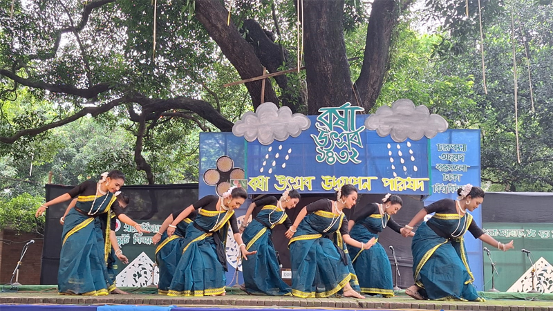 মেঘ-রোদের লুকোচুরির সকালে নাচে-গানে বর্ষাবরণ মেঘ-রোদের লুকোচুরির সকালে নাচে-গানে বর্ষাবরণ
