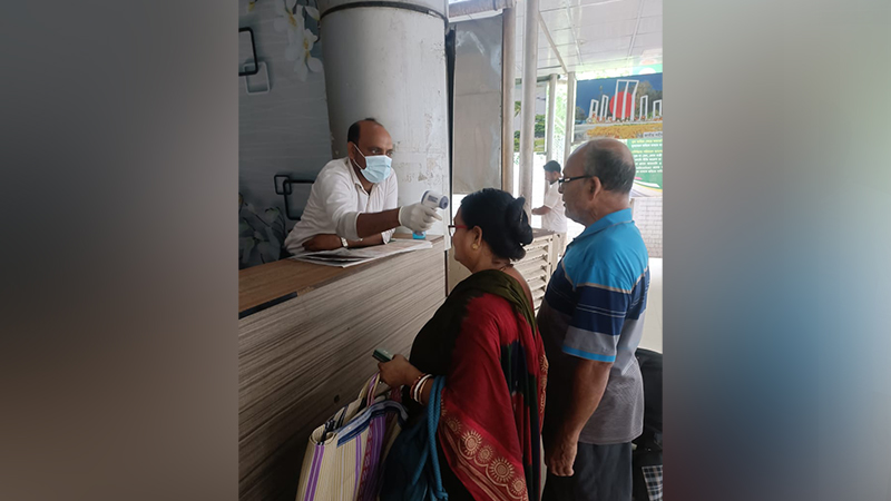 বেনাপোলে ভারত থেকে আসা যাত্রীদের করোনা পরীক্ষা শুরু বেনাপোলে ভারত থেকে আসা যাত্রীদের করোনা পরীক্ষা শুরু