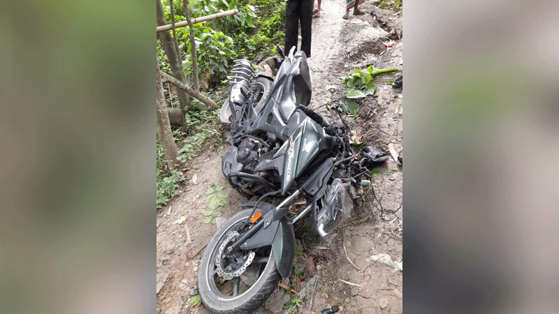 আসামি ধরতে যাওয়ার সময় সড়ক দুর্ঘটনায় প্রাণ গেল পুলিশ কর্মকর্তার আসামি ধরতে যাওয়ার সময় সড়ক দুর্ঘটনায় প্রাণ গেল পুলিশ কর্মকর্তার
