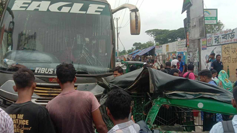 রাজধানীতে বাসের ধাক্কায় দুমড়েমুচড়ে গেল অটোরিকশা, যাত্রী-চালক হাসপাতালে রাজধানীতে বাসের ধাক্কায় দুমড়েমুচড়ে গেল অটোরিকশা, যাত্রী-চালক হাসপাতালে