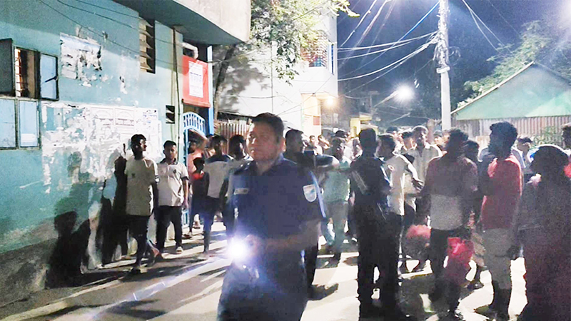 ভৈরবে টিফিন ক্যারিয়ার নিয়ে ঠাট্টার জেরে সংঘর্ষ, আহত ১০ ভৈরবে টিফিন ক্যারিয়ার নিয়ে ঠাট্টার জেরে সংঘর্ষ, আহত ১০