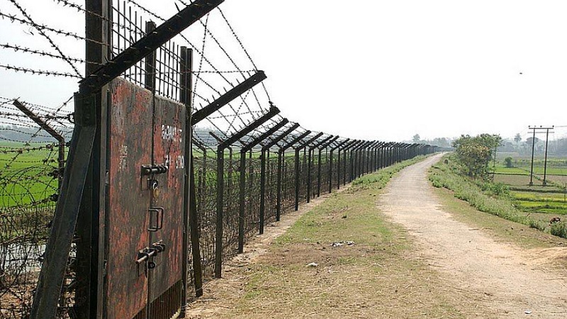 ধামইরহাট সীমান্তে পুশইনের সময় নারী আটক ধামইরহাট সীমান্তে পুশইনের সময় নারী আটক