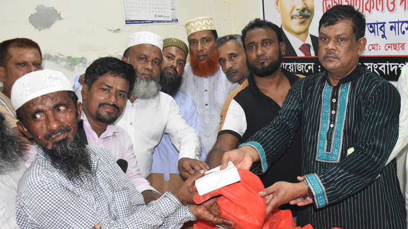 বরিশালে ঈদ উপহার পেলেন সংবাদপত্র হকার্সরা বরিশালে ঈদ উপহার পেলেন সংবাদপত্র হকার্সরা