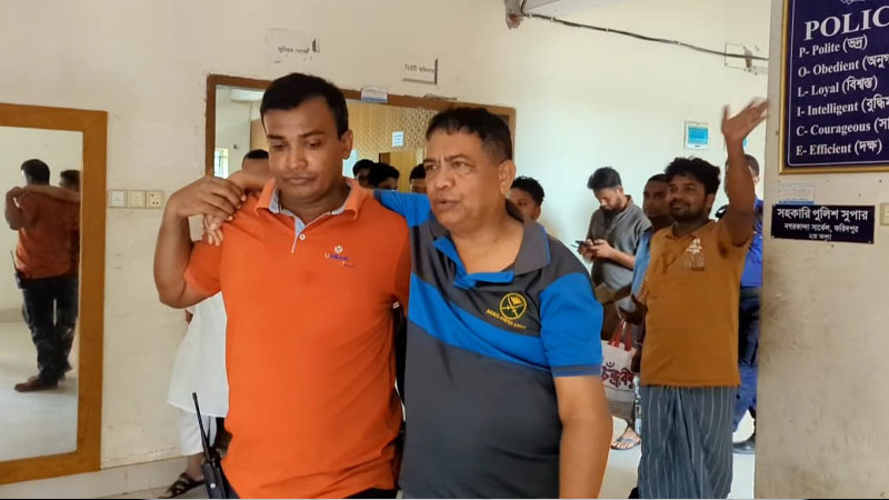 ফরিদপুরে চাঁদাবাজির মামলায় অবসরপ্রাপ্ত মেজর গ্রেপ্তার ফরিদপুরে চাঁদাবাজির মামলায় অবসরপ্রাপ্ত মেজর গ্রেপ্তার