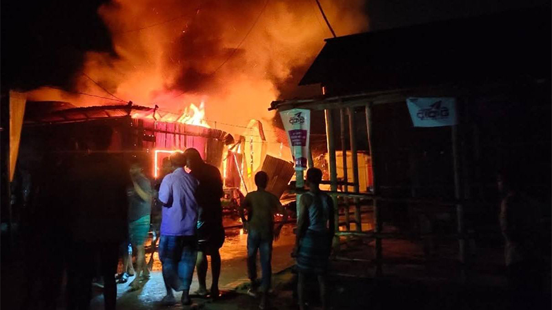 হালুয়াঘাটে আগুনে পুড়ে ছাই ১২ দোকান হালুয়াঘাটে আগুনে পুড়ে ছাই ১২ দোকান