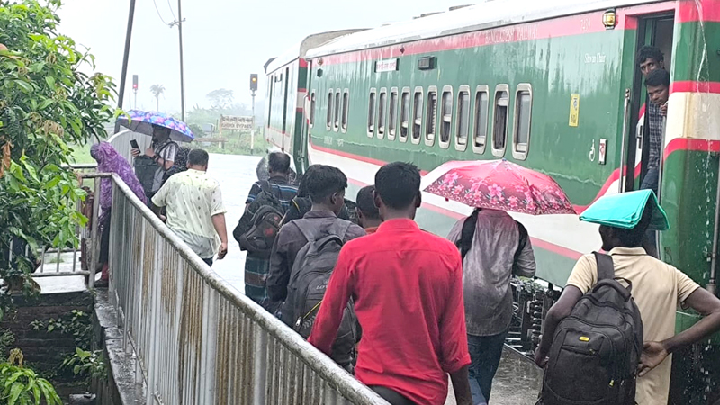 নেই যাত্রী ছাউনি, বৃষ্টিতে ভিজে ট্রেনে ওঠানামা নেই যাত্রী ছাউনি, বৃষ্টিতে ভিজে ট্রেনে ওঠানামা