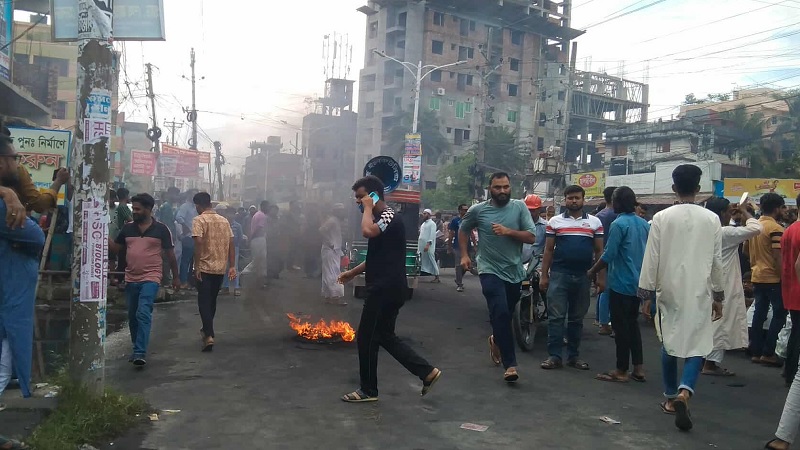 সেই এসআই গ্রেপ্তার, এবার পুলিশ কমিশনারের পদত্যাগ দাবিতে কেএমপি ঘেরাও সেই এসআই গ্রেপ্তার, এবার পুলিশ কমিশনারের পদত্যাগ দাবিতে কেএমপি ঘেরাও