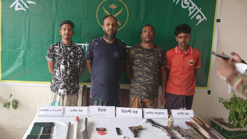খুলনায় বিএনপির ওয়ার্ড সভাপতিসহ আটক ৪, অস্ত্র উদ্ধার খুলনায় বিএনপির ওয়ার্ড সভাপতিসহ আটক ৪, অস্ত্র উদ্ধার