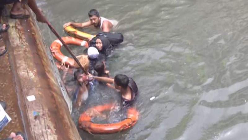 লঞ্চে উঠতে গিয়ে বুড়িগঙ্গা নদীতে পড়ে গেলেন ৫ যাত্রী লঞ্চে উঠতে গিয়ে বুড়িগঙ্গা নদীতে পড়ে গেলেন ৫ যাত্রী