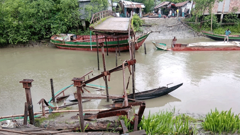 বাল্কহেডের ধাক্কায় সেতুতে ধস, চাপা পড়ে বৃদ্ধ নিহত বাল্কহেডের ধাক্কায় সেতুতে ধস, চাপা পড়ে বৃদ্ধ নিহত