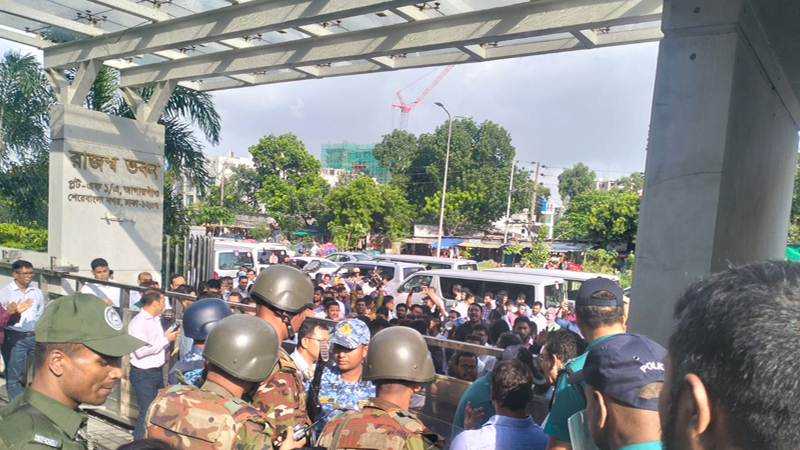 অবরুদ্ধ এনবিআর, ভেতরে-বাইরে তালা অবরুদ্ধ এনবিআর, ভেতরে-বাইরে তালা