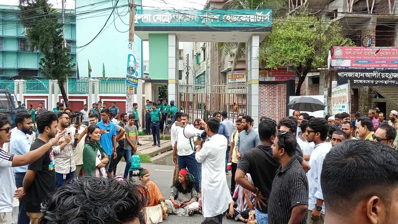 আটক এসআইকে ছেড়ে দিল পুলিশ, কেএমপি সদর দপ্তরে শিক্ষার্থীদের তালা আটক এসআইকে ছেড়ে দিল পুলিশ, কেএমপি সদর দপ্তরে শিক্ষার্থীদের তালা