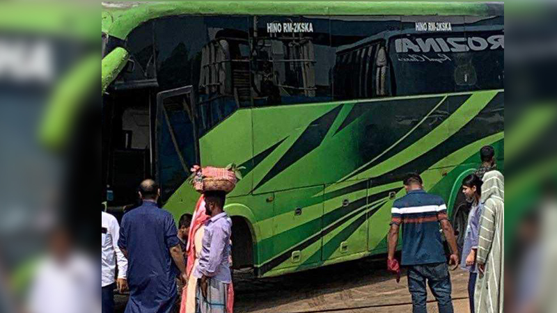বাসের এসি বন্ধ থাকায় গরমে যাত্রীর মৃত্যুর অভিযোগ বাসের এসি বন্ধ থাকায় গরমে যাত্রীর মৃত্যুর অভিযোগ