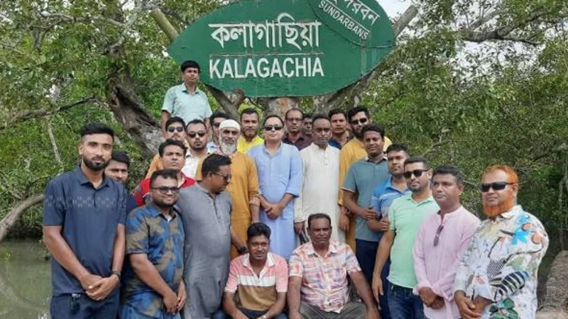 নিষেধাজ্ঞার মধ্যে বহর নিয়ে সাবেক যুবদল নেতার সুন্দরবন ভ্রমণ নিষেধাজ্ঞার মধ্যে বহর নিয়ে সাবেক যুবদল নেতার সুন্দরবন ভ্রমণ